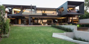 Kloof Road House / Nico van der Meulen Architects